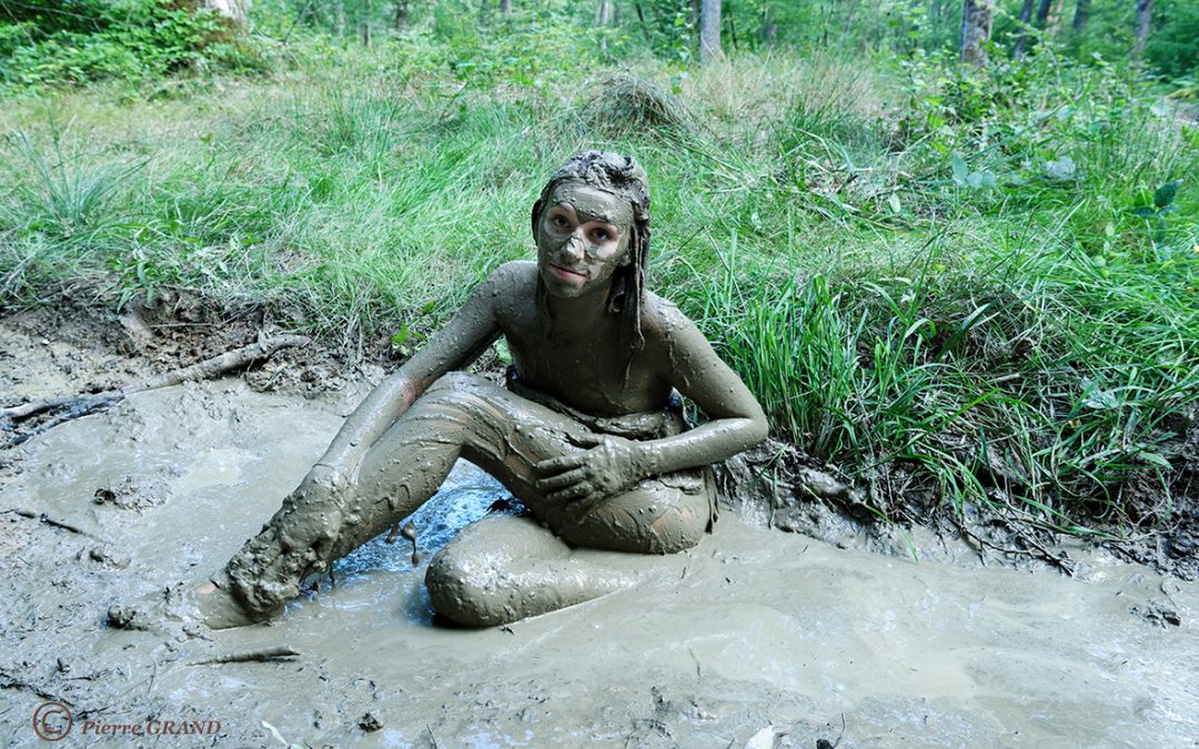 femme dans la boue