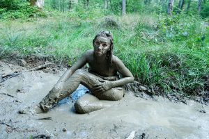 femme dans la boue