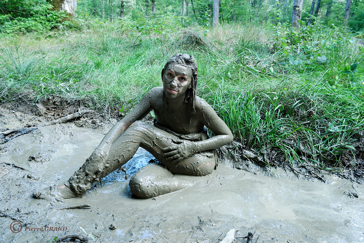 femme dans la boue femme dans la boue
