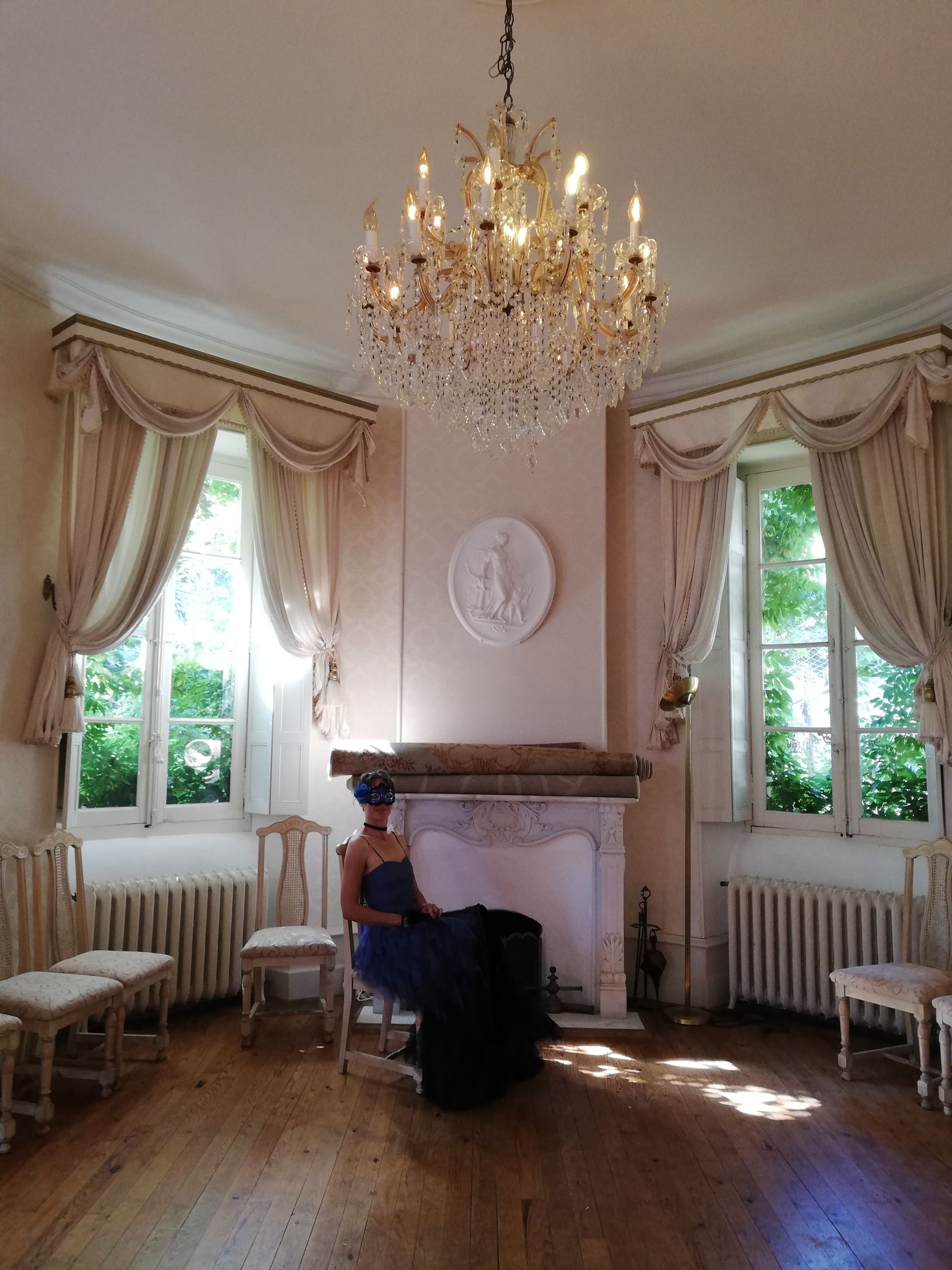 Nelly Lovestival salle robe bleue assise lustre