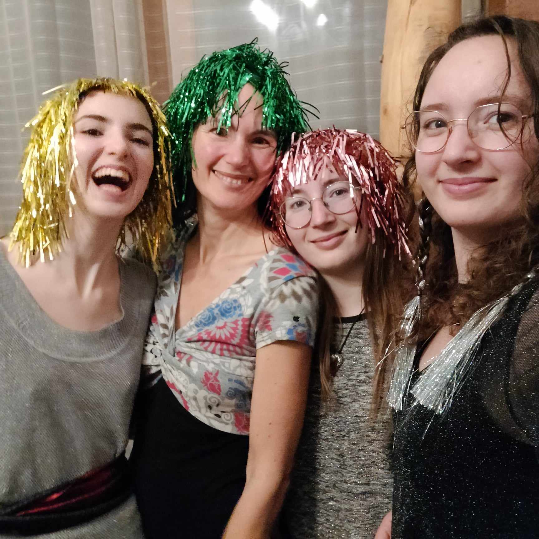 anniv 50 ans filles carré profil Nelly Germain avec ses filles 27/01/2024