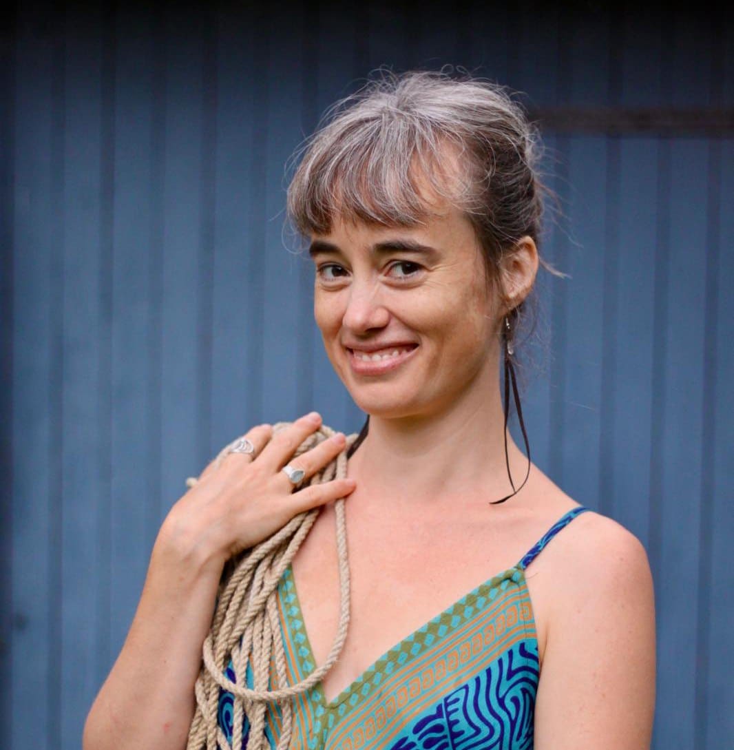 Isa Devi seule carré